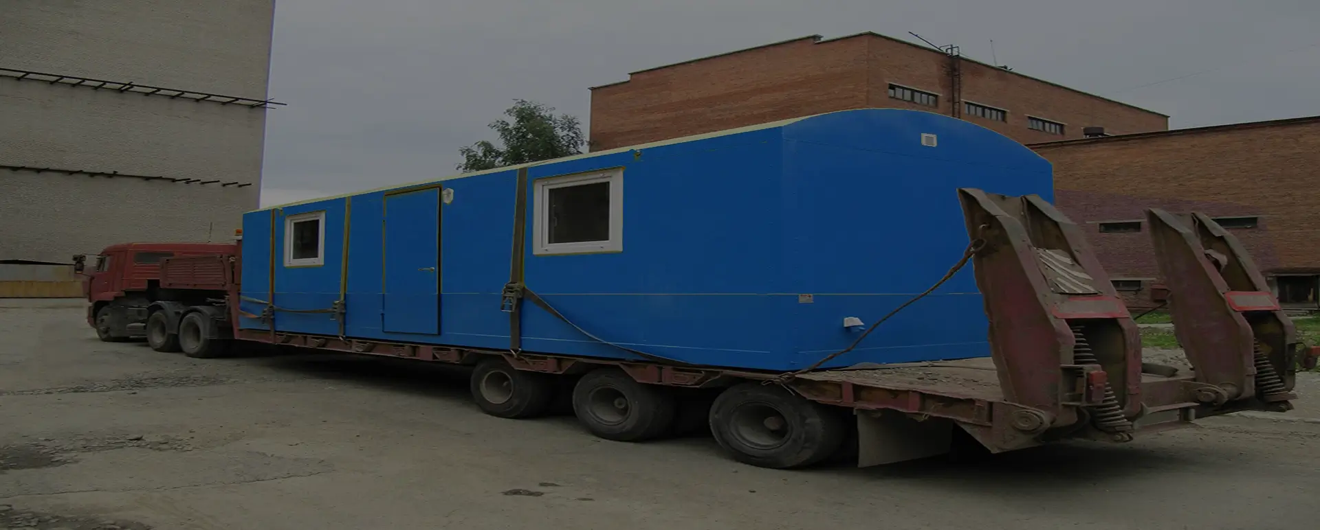 Заказать безопасную и качественную перевозку вагон домов и блок комнат по России из Краснощёково специализированными низкорамными тралами