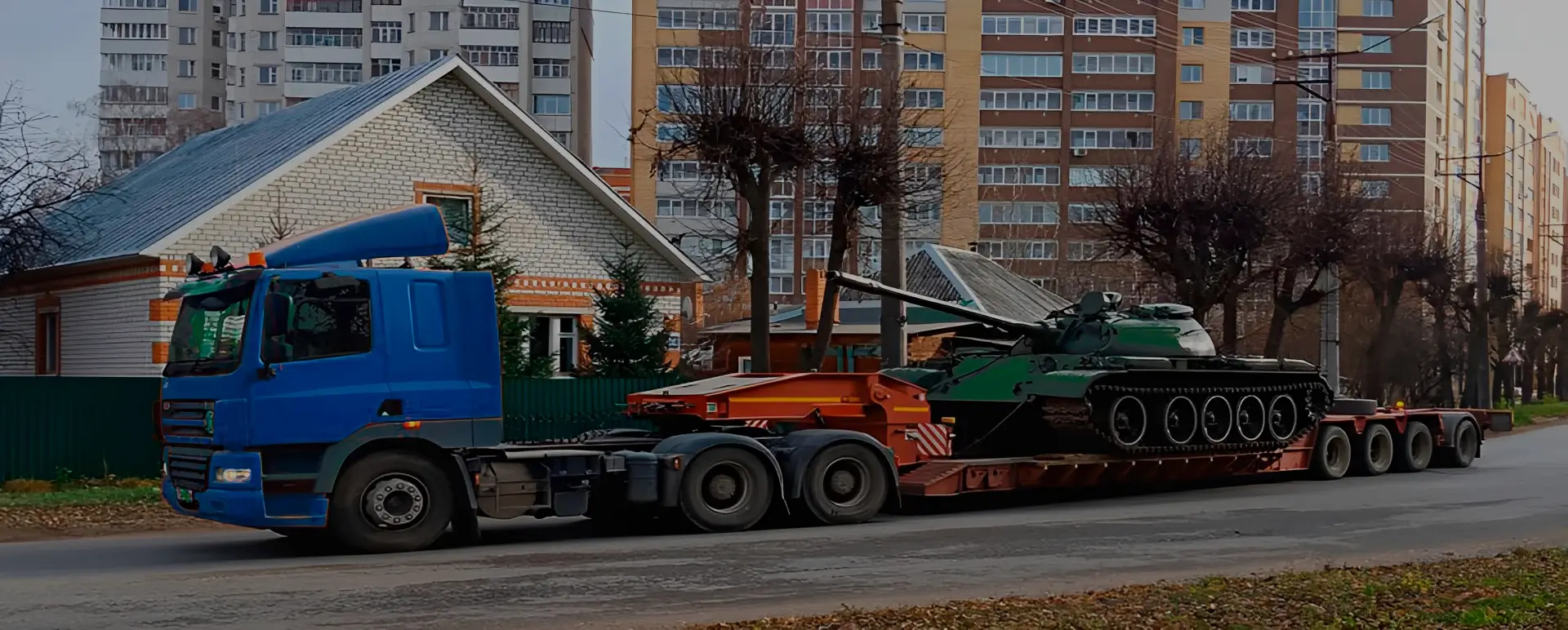 Аренда специальных грузовиков для перевозки танков по России из Краснощёково с водителем